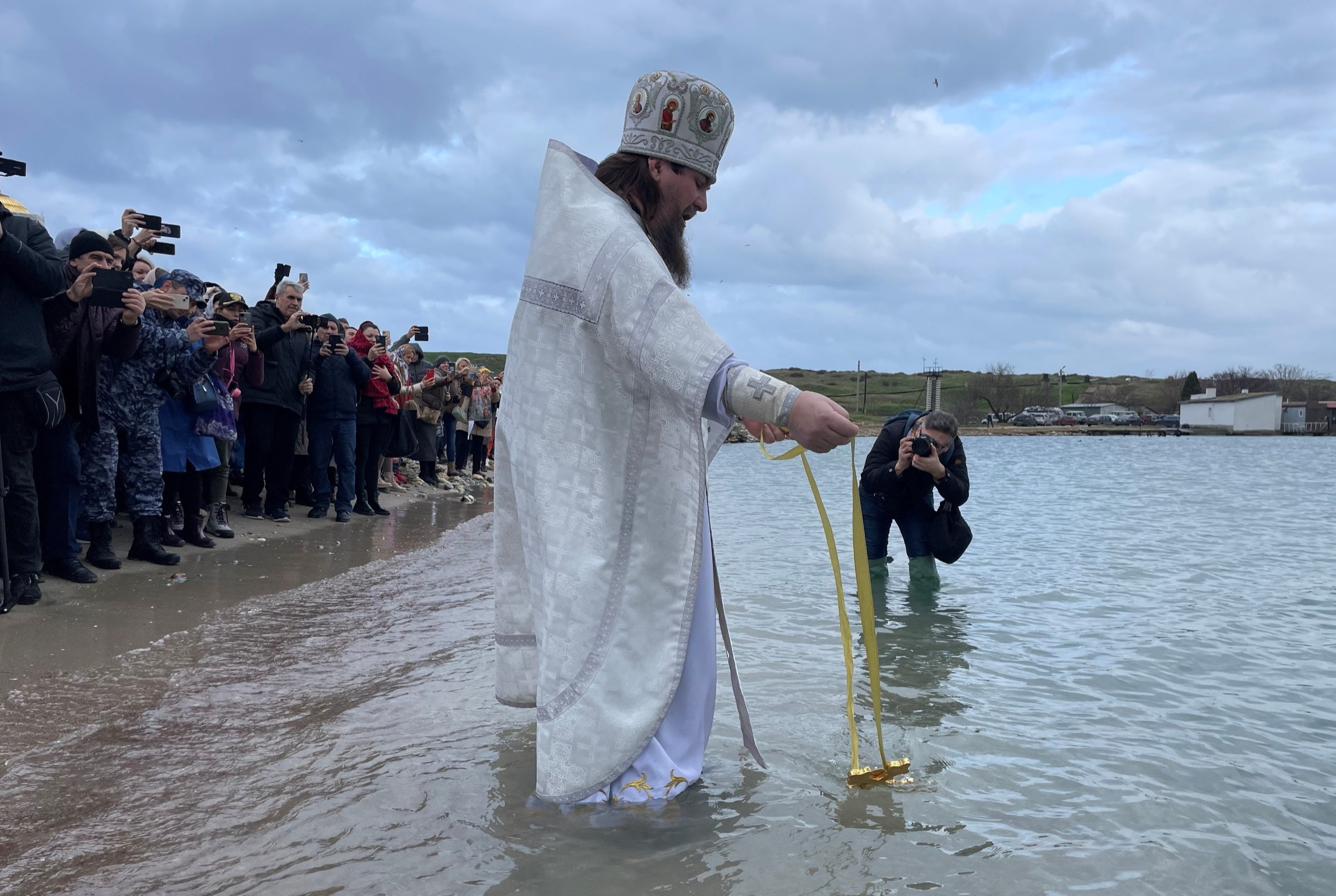 Жители Севастополя на Крещение купались в море
