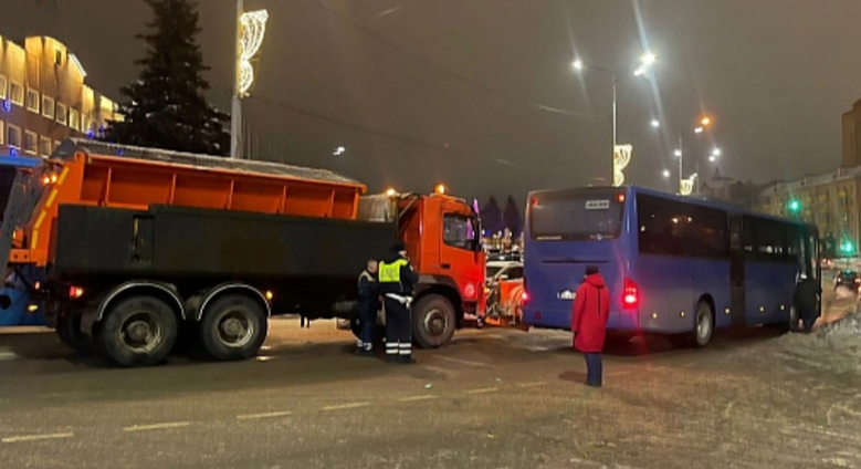 Снегоуборочная машина протаранила автобус в Истре