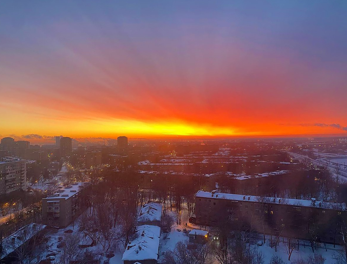 Сегодня жители Подмосковья увидели роскошный зимний рассвет