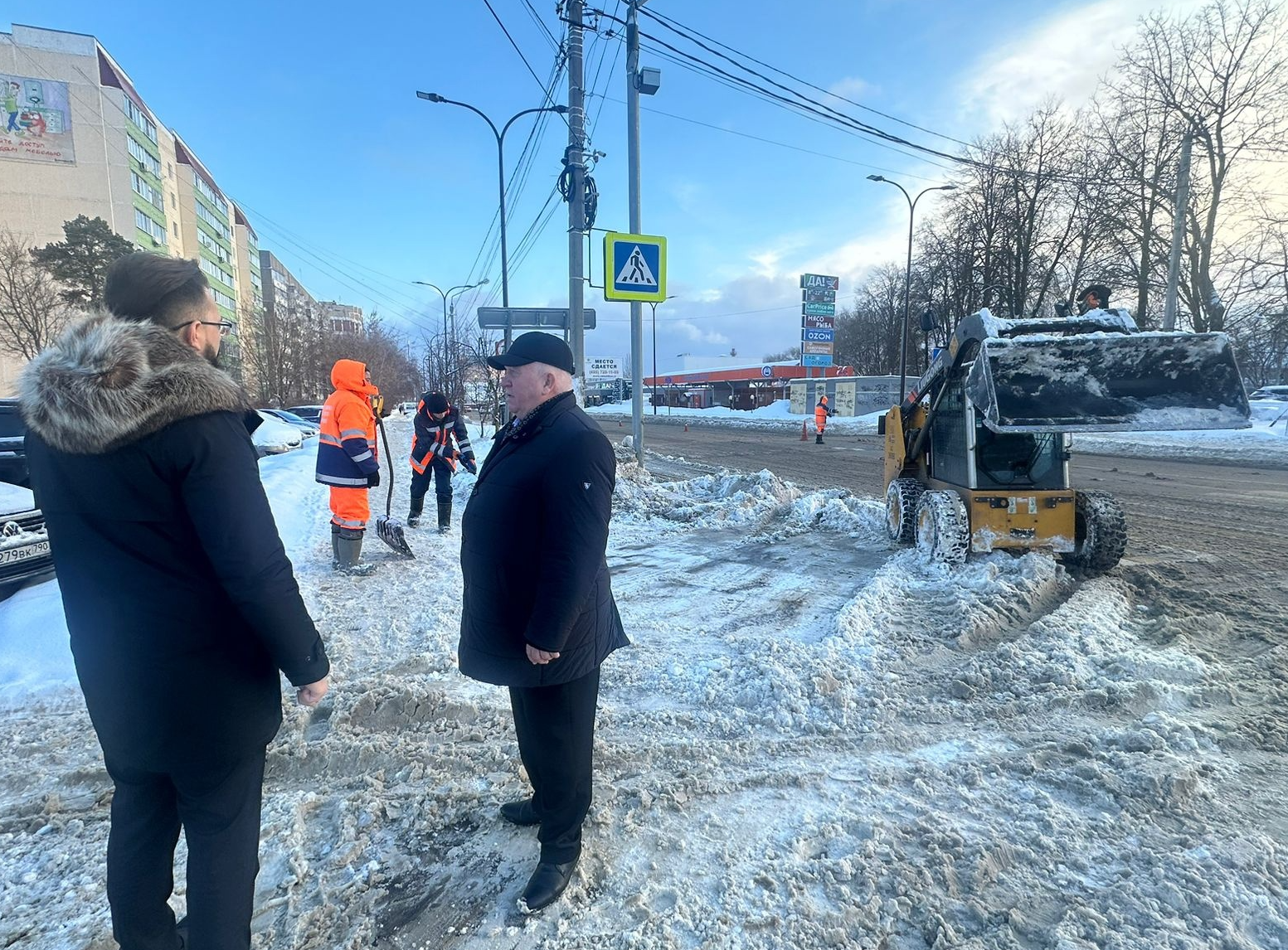 Коммунальные службы города устраняют последствия снегопадов. Задействована техника и рабочие