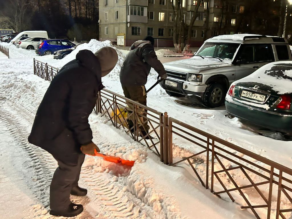 Раменские дворники продолжают обеспечивать чистоту дворов несмотря на  праздничные дни | Раменское