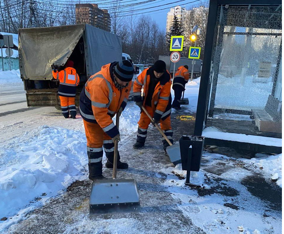 Уборка снега на дорогах и улицах Долгопрудного продолжается, несмотря на мороз