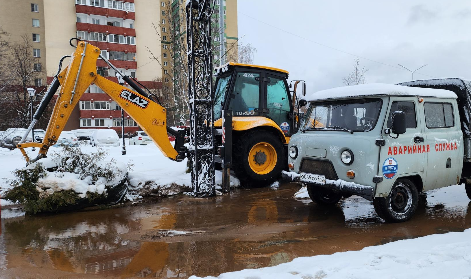 Вода поступает в дома жителей: на Петровском бульваре ликвидирован прорыв  трубы | REGIONS.RU / Лосино-Петровский