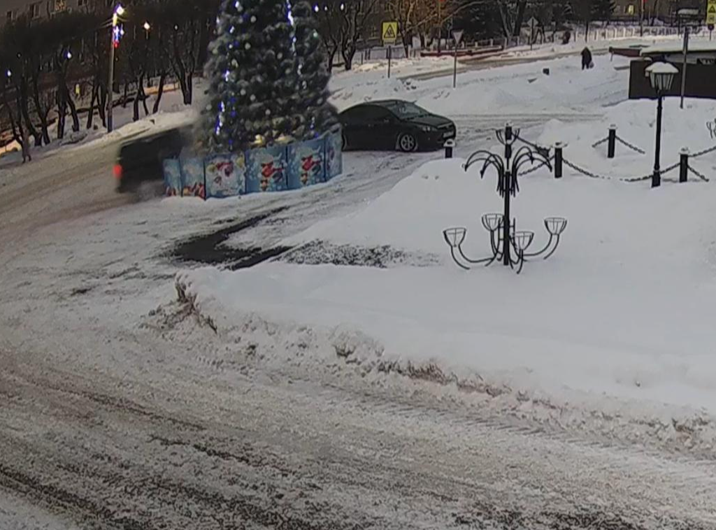 В Орехово-Зуеве сбили новогоднюю елку