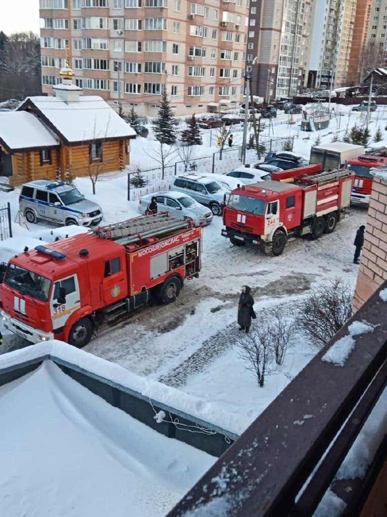 Пожарные эвакуировали 20 человек из горящей многоэтажки в Звенигороде