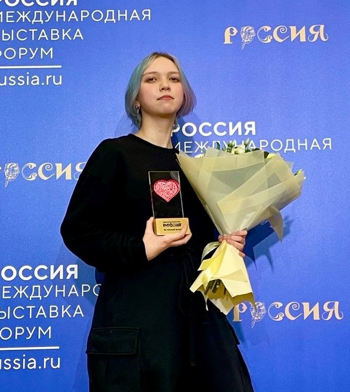 Студентка из Раменского получила награду за волонтерство на выставке «Россия»