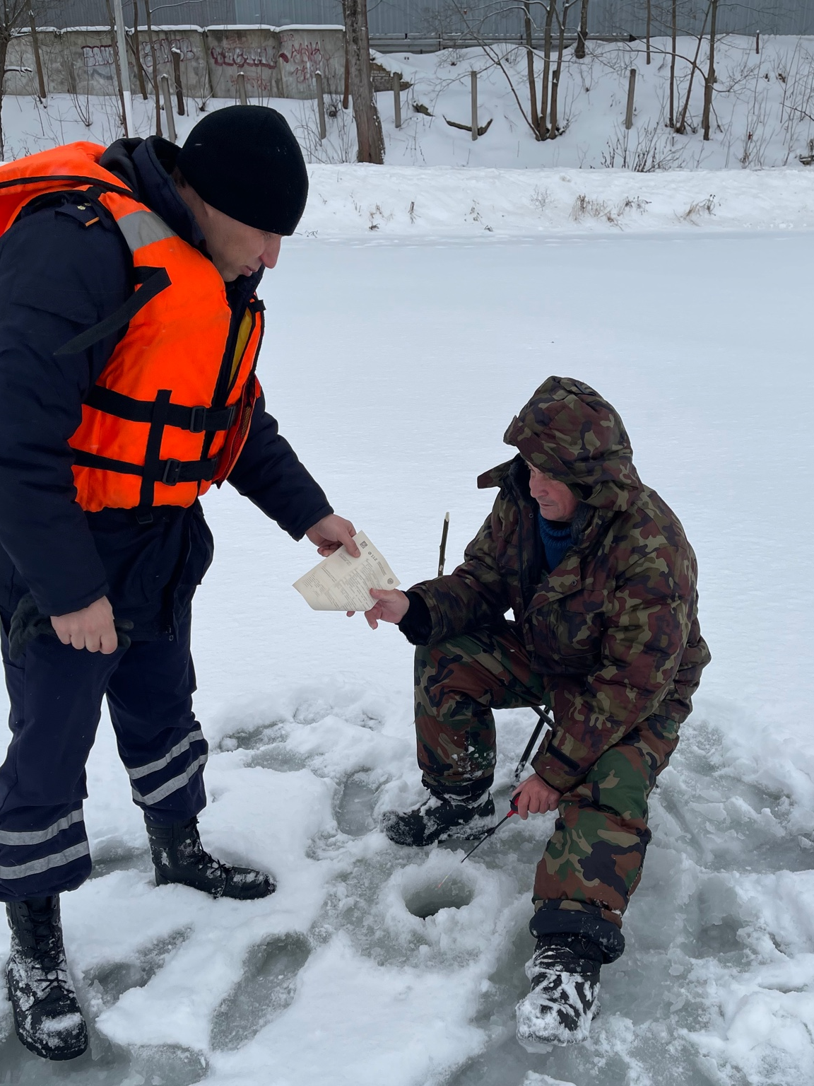 Люберчанам напомнили правила зимней рыбалки