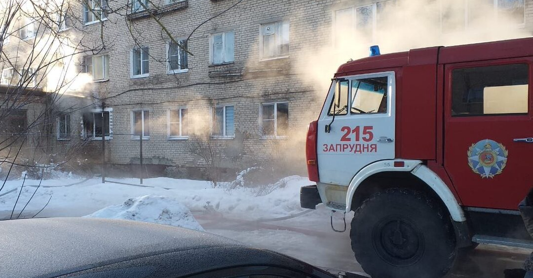 Детей и взрослых спасли из горящего общежития