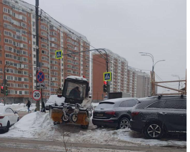 В Дрожжино снегоуборщик не мог проехать из-за неправильно припаркованного автомобиля