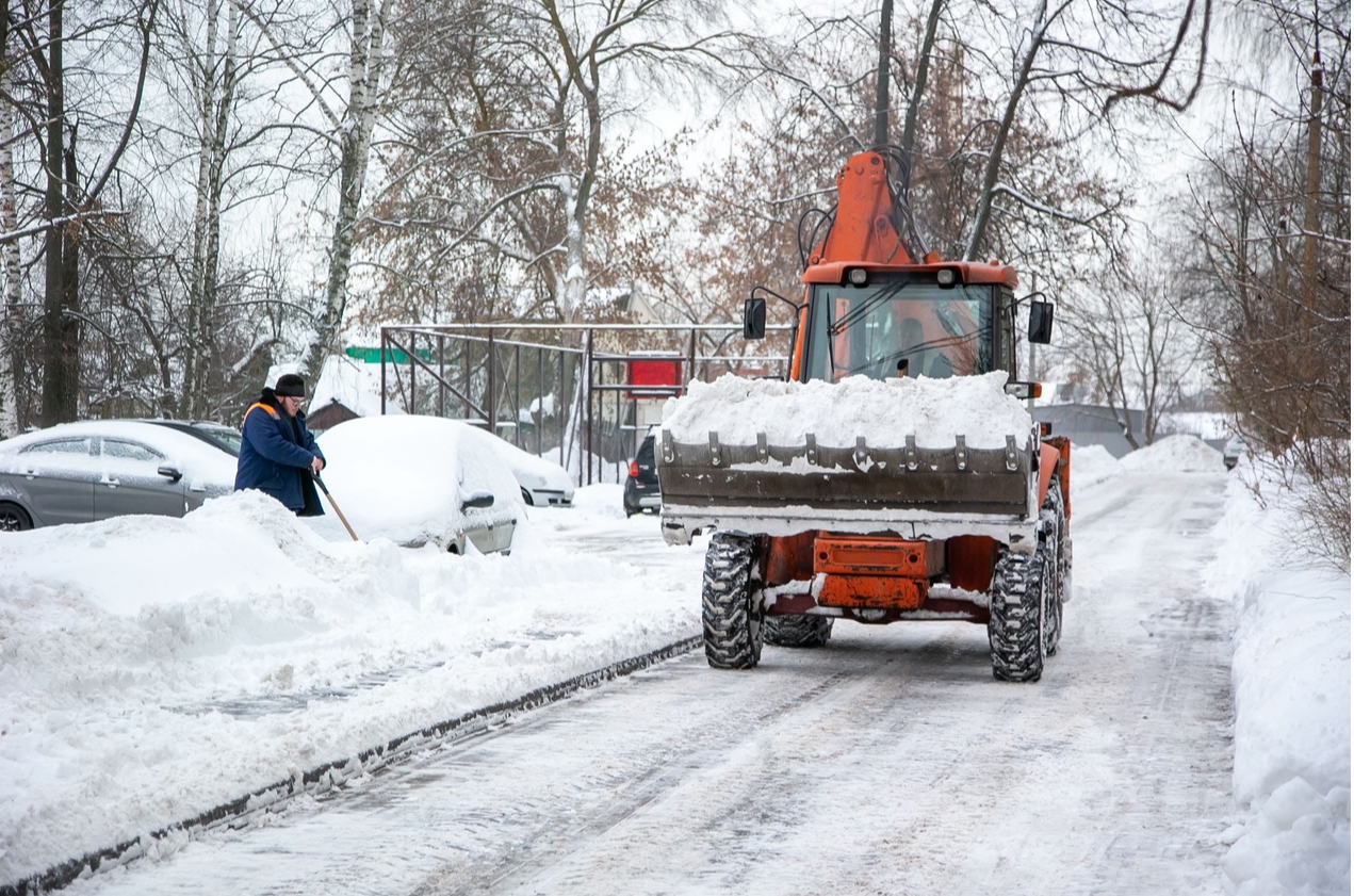 Все выходные в городе продолжали расчищать улицы и дворы