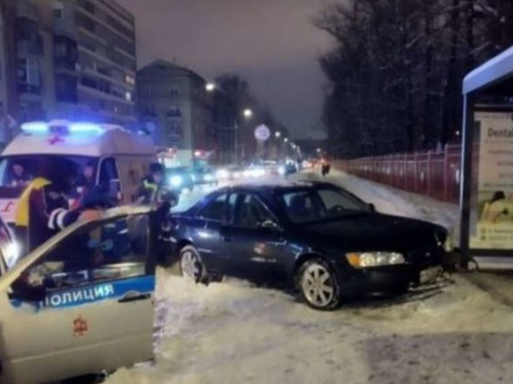 Неуправляемая легковушка с мертвым водителем протаранила автобусный павильон