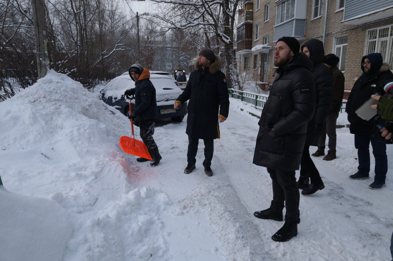 Мытищинские дворники убрали снег у жилых домов на улицах Борисовке и  Щербакова | REGIONS.RU / Мытищи