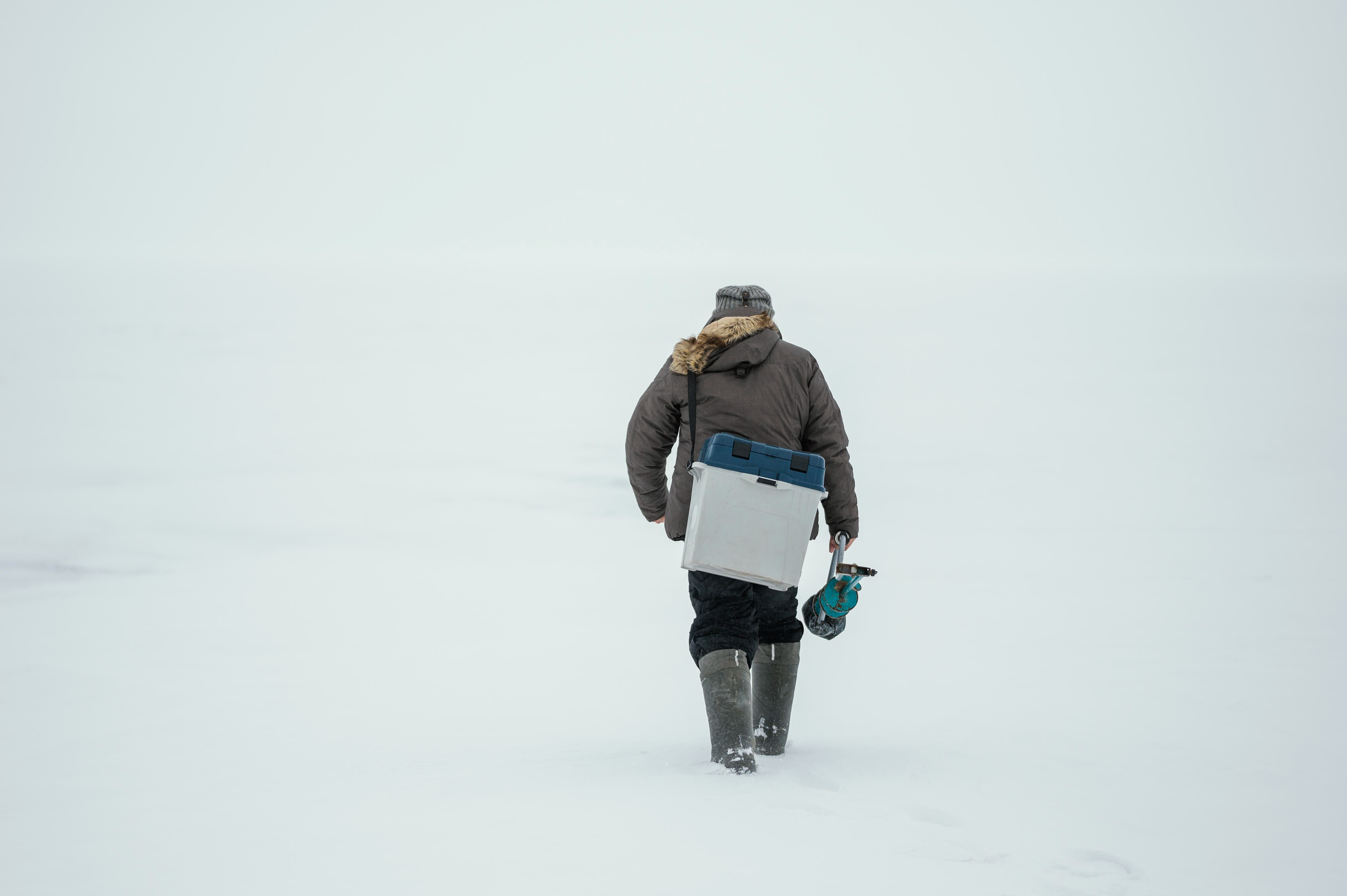 Любителям рыбалки напомнили об опасности выхода на лед