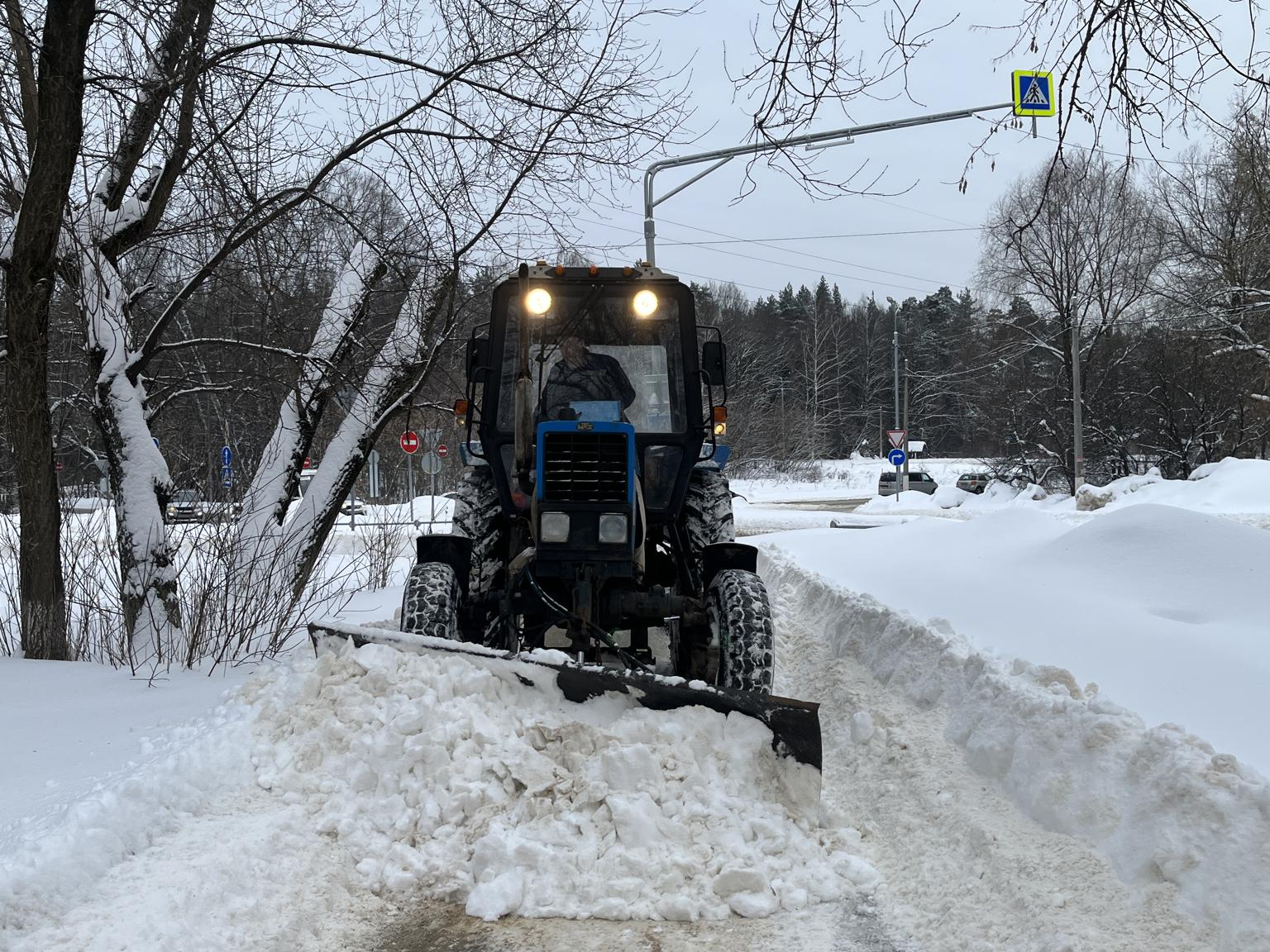 Более 200 единиц техники ликвидируют последствия снегопада в Балашихе