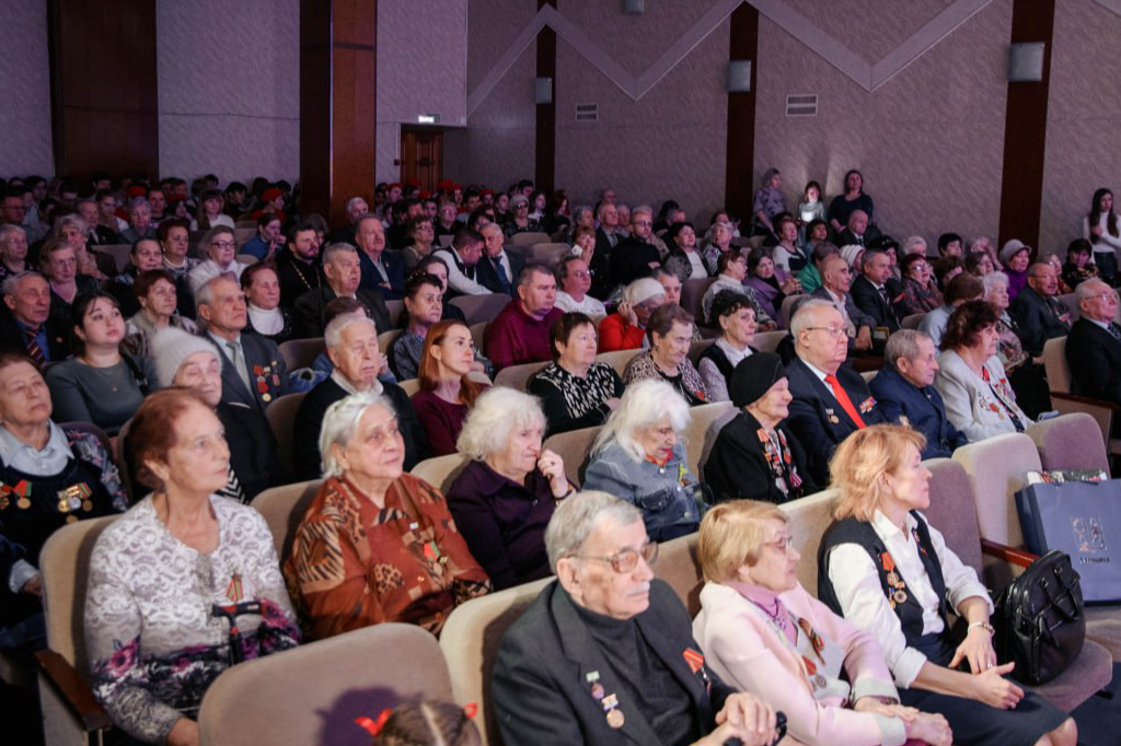 Блокадников поздравили с 80-летней годовщиной освобождения Ленинграда