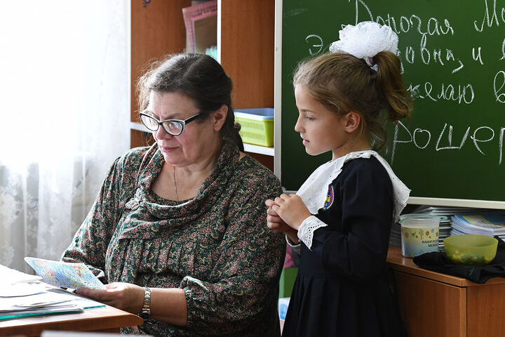 Стало известно до какого года продлена программа "Земский учитель"