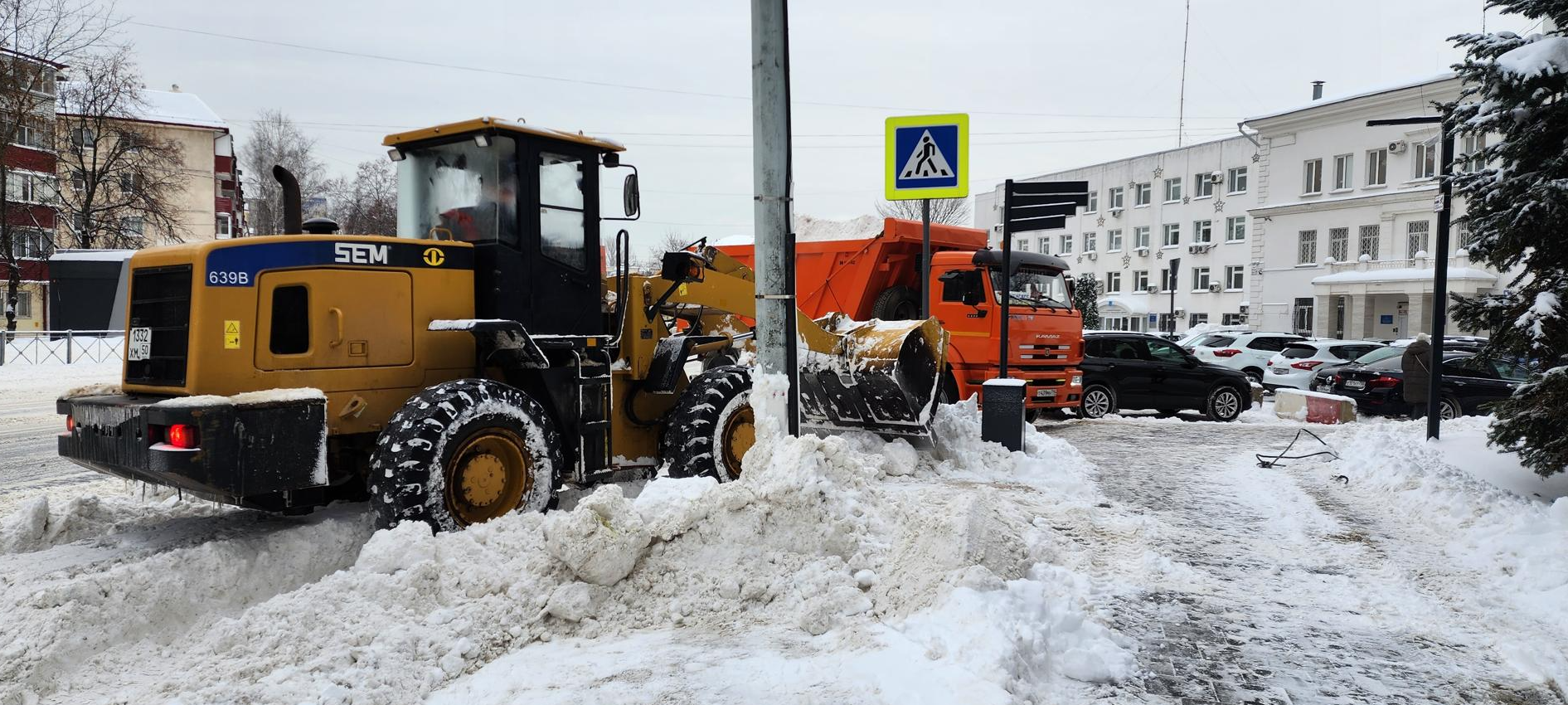 Уборка снега на дорогах Раменского округа: работы идут в две смены |  Раменское