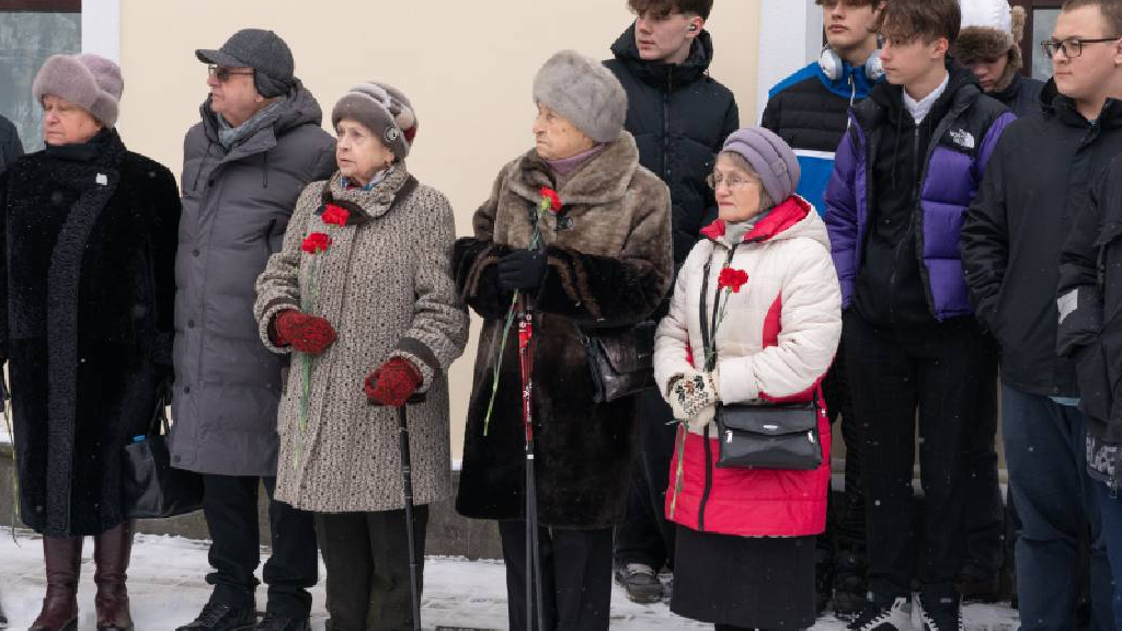 Пережившей блокаду Ленинграда жительнице Алчевска вручили памятные подарки