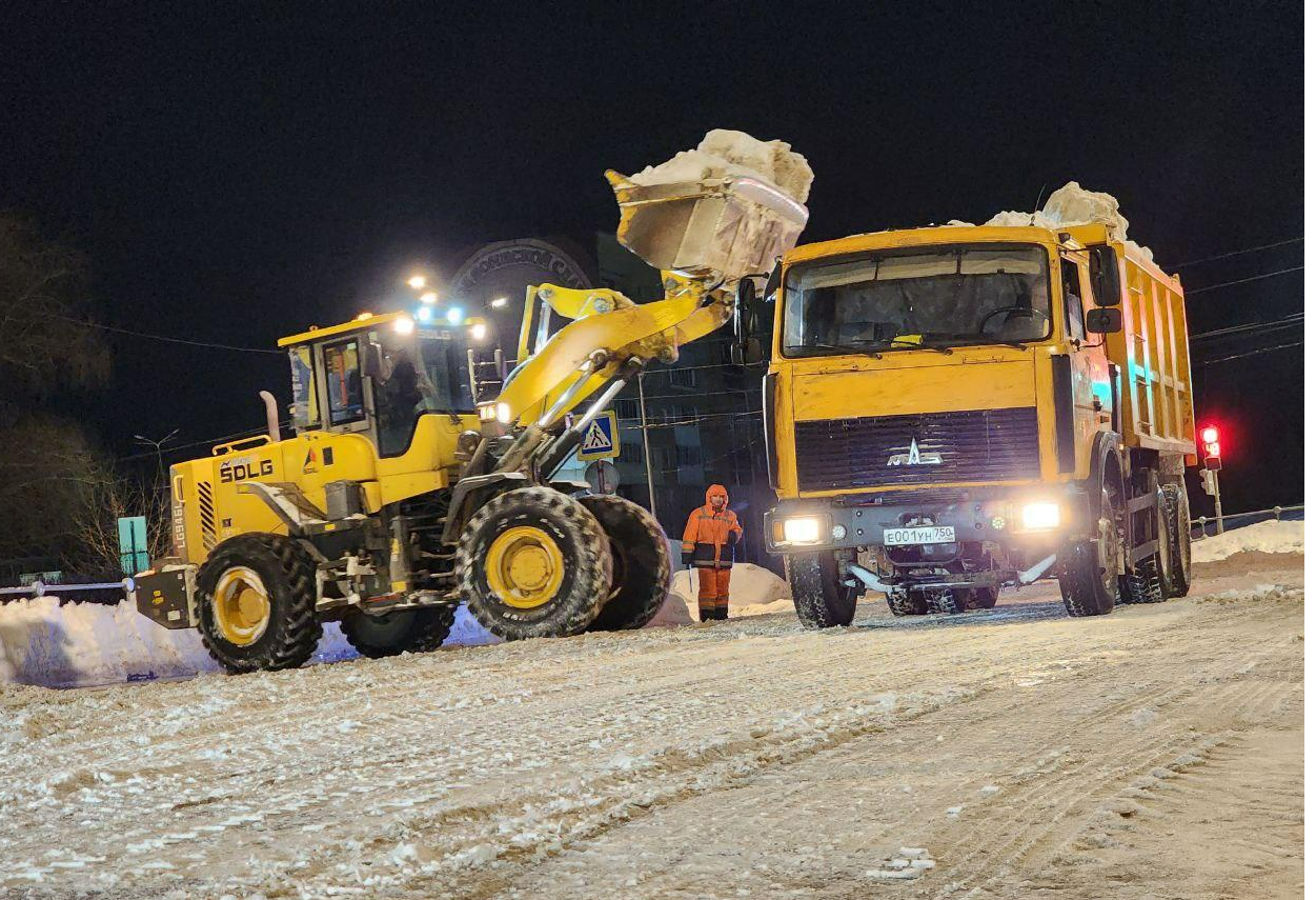 Приступили к уборке ночью: можайские коммунальщики ликвидируют последствия сильнейшего снегопада