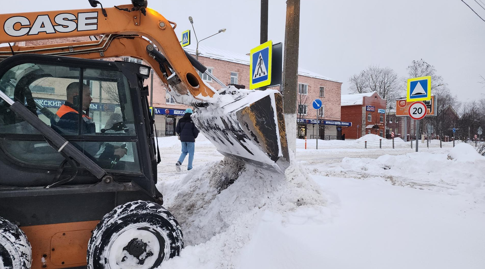 Порядка 80 единиц техники убирали округ от снега в минувшие выходные