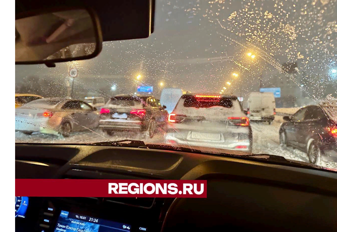 На Горьковском шоссе образовалась глухая пробка из-за снегопада