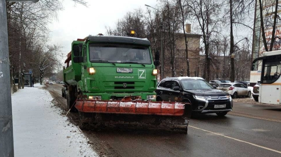 Коммунальные службы Электростали боролись с наледями с помощью соли