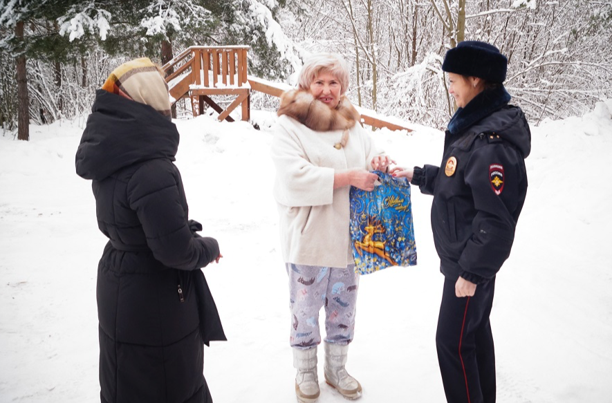 Полицейские поздравили с Новым годом семьи сотрудников, погибших на службе