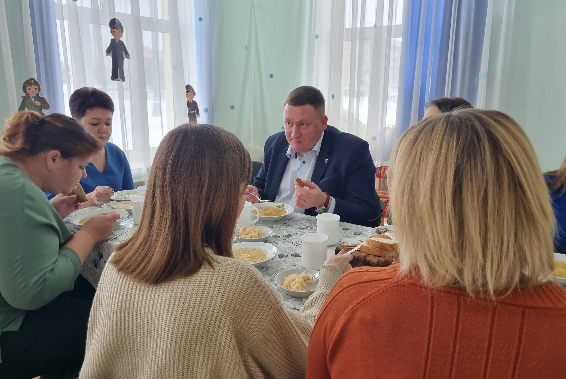 Главе Луховиц Сергею Тимохину и родительской общественности понравилось качество питания в детсаду «Улыбка»