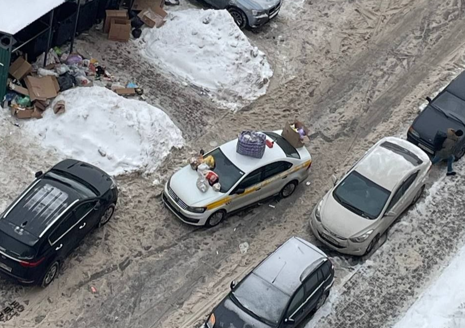 В Дрожжино жильцы борются с «горе-парковщиками» народными методами — закидывают мусором