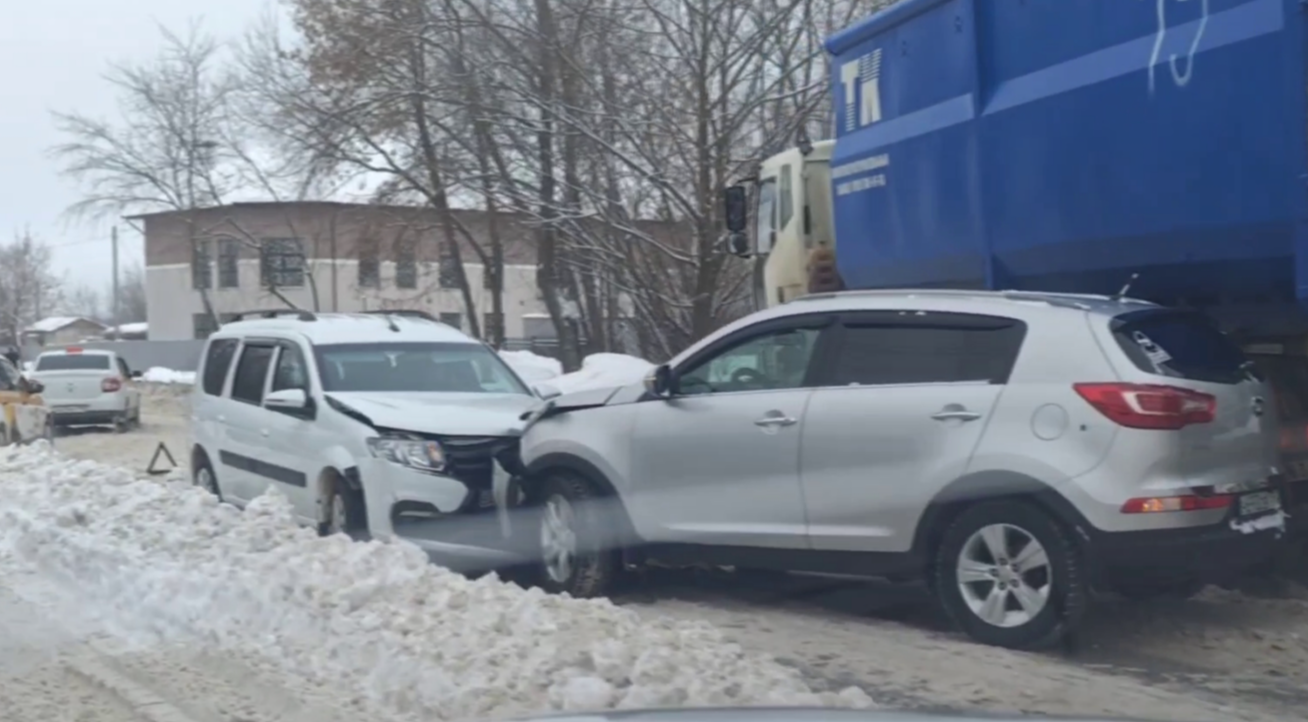 Две легковушки и грузовик с прицепом попали в ДТП в Серпухове (видео) |  REGIONS.RU / Серпухов