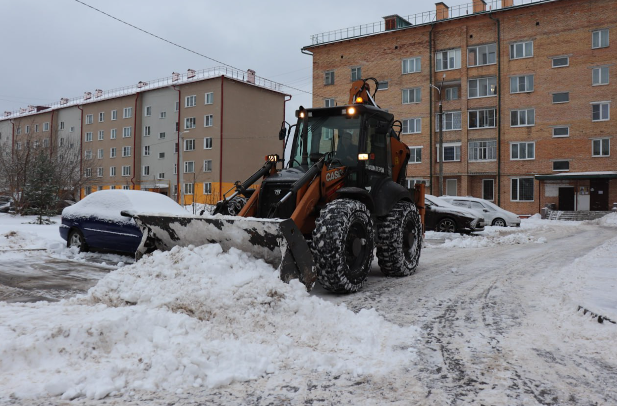 Дворы и улицы Шаховской продолжают чистить от снега