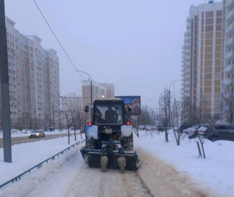 На борьбу с последствиями снегопада в Подольске вышли более ста работников дорожных служб