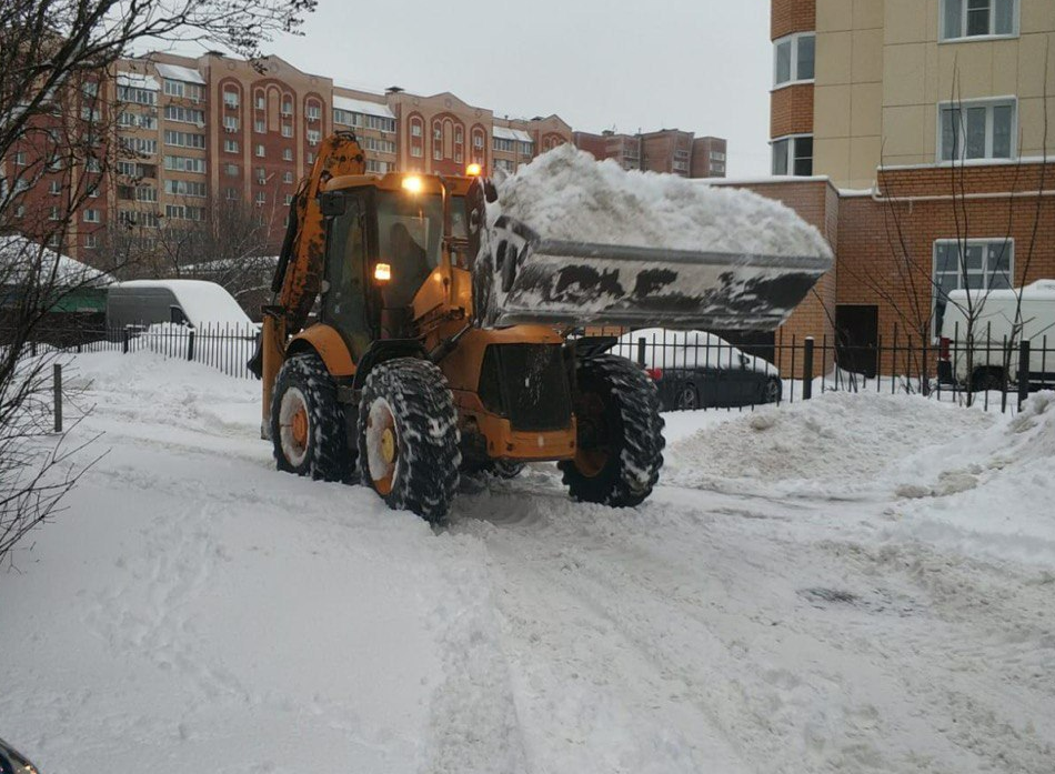 С раннего утра на улицах города убирают снег