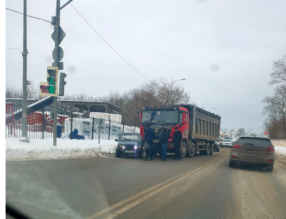 В Серпухове растет пробка из-за ДТП около железнодорожного переезда