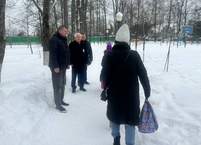 В Жаворонках проверили состояние дорог у школы