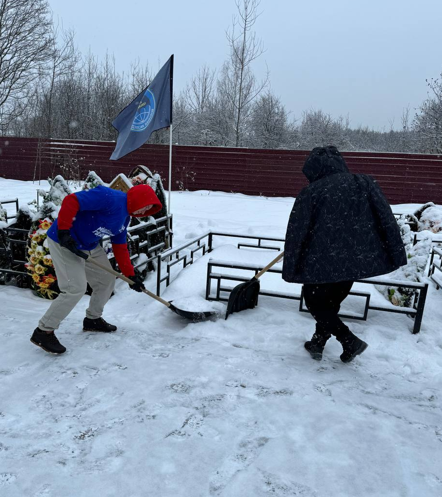 Ребята из «Молодой гвардии» даже в период новогодних  праздников помогают осуществлять уход за Аллеей Героев