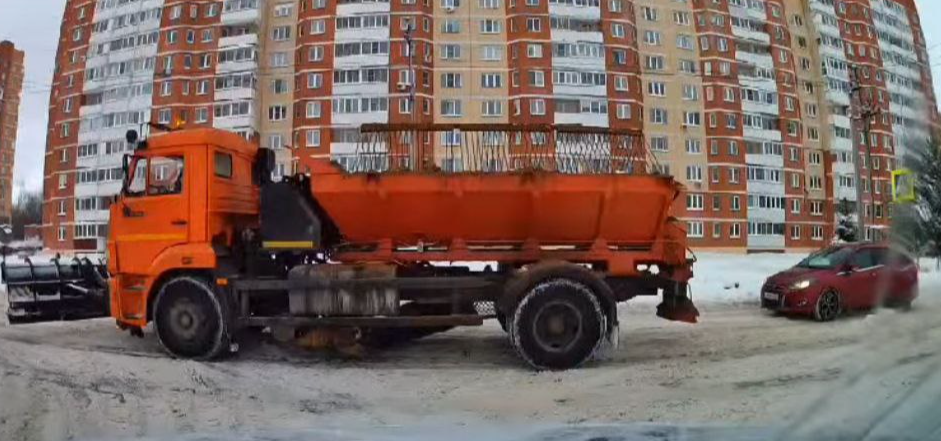 Автомобиль спецтехники не пропустил и протаранил легковую машину в Дмитрове