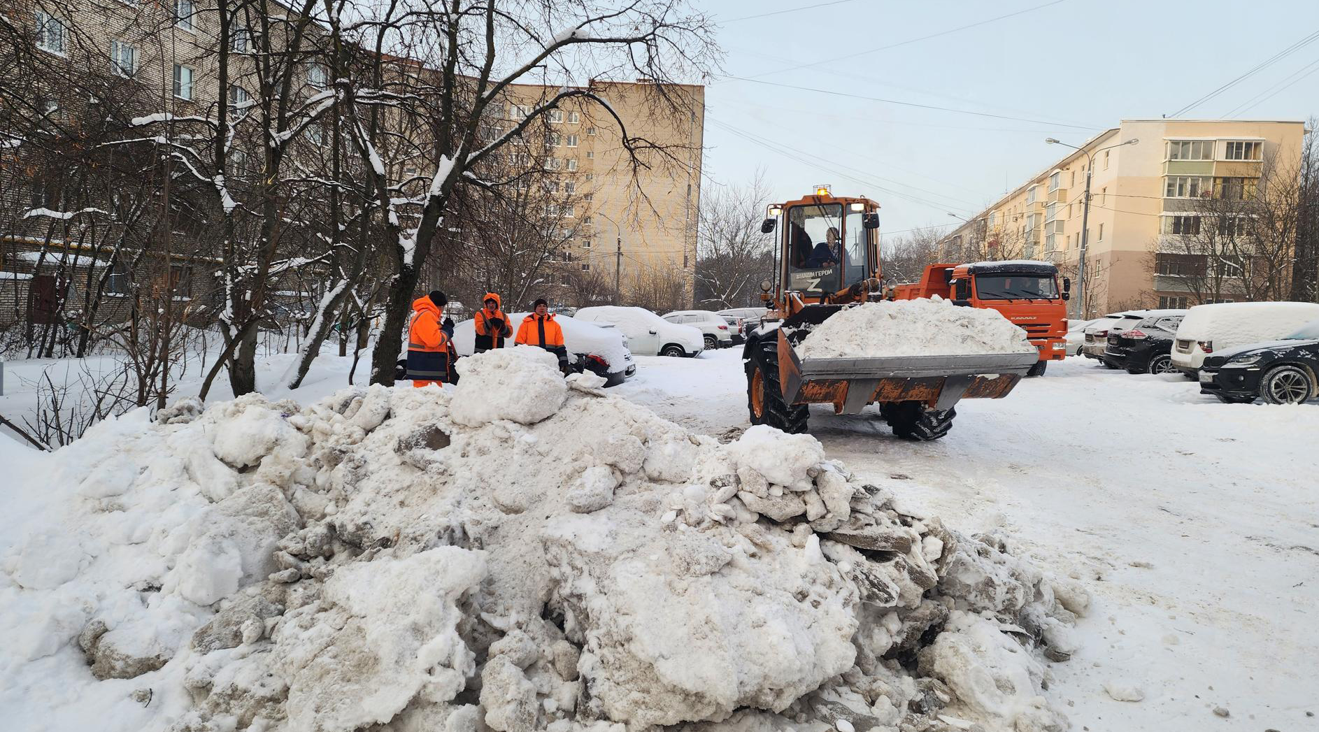 Коммунальщики Ивантеевки с раннего утра ликвидируют последствия сильного снегопада