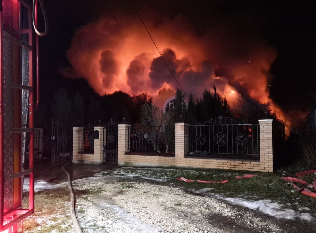 В деревне Латышская сгорел садовый дом, пострадавших нет