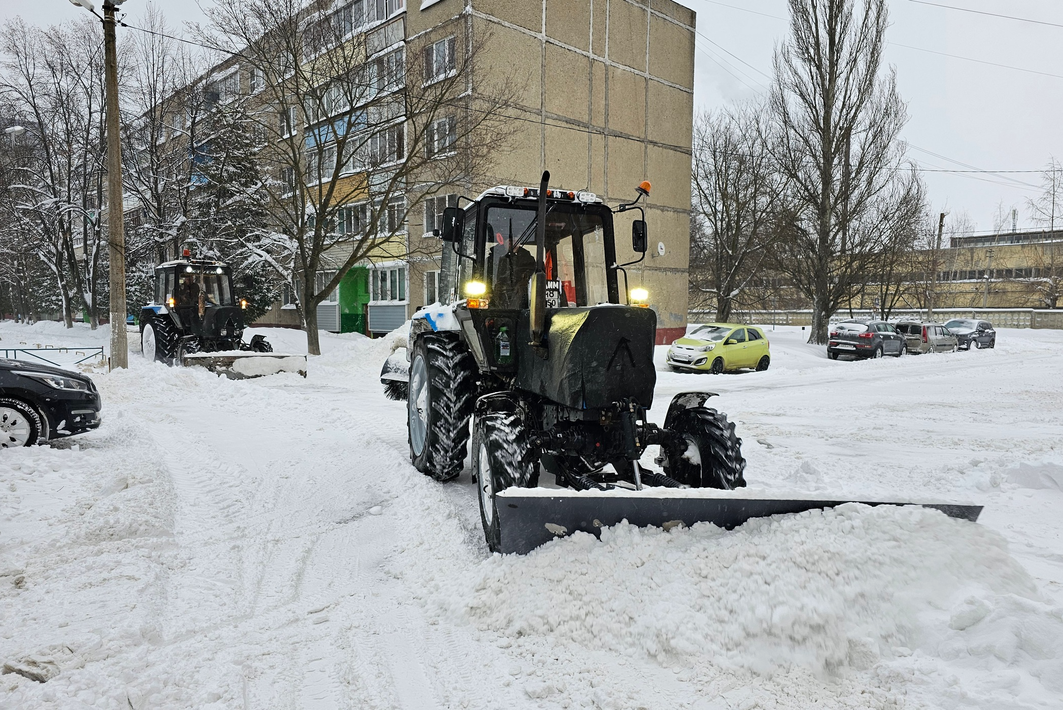 Свыше трех десятков единиц техники КББХ вышли на уборку снега в городском округе Луховицы