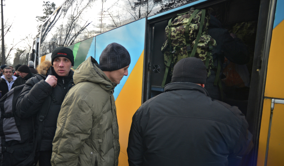 Украинские СМИ сообщили об отказе в медицинской помощи мужчинам без справки из военкомата