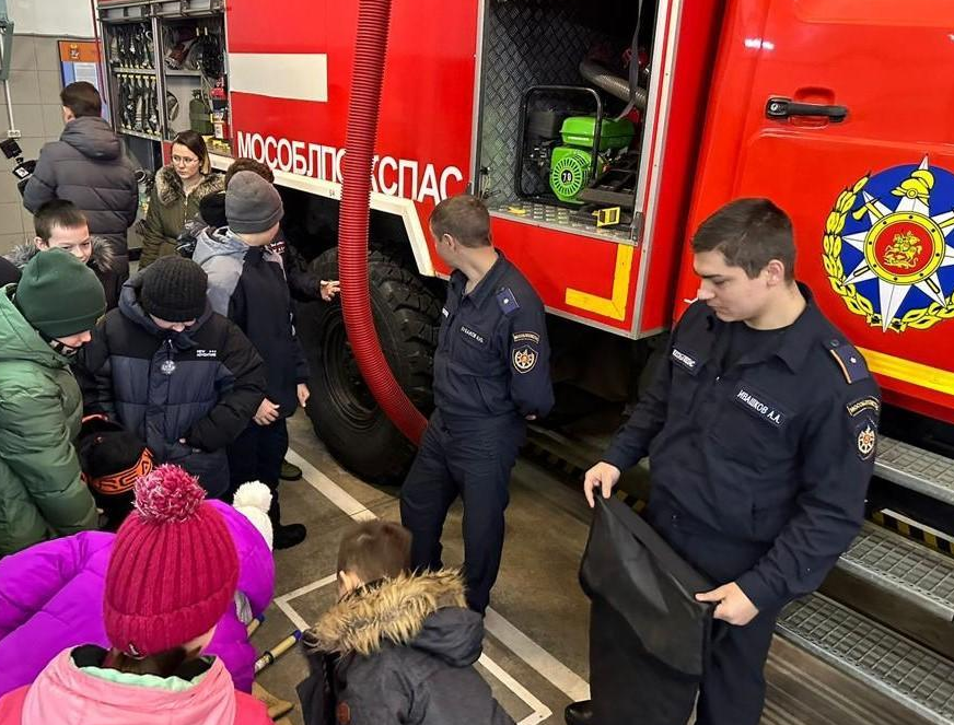 Пятиклассники из поселка Развилка ознакомились с повседневной жизнью пожарников