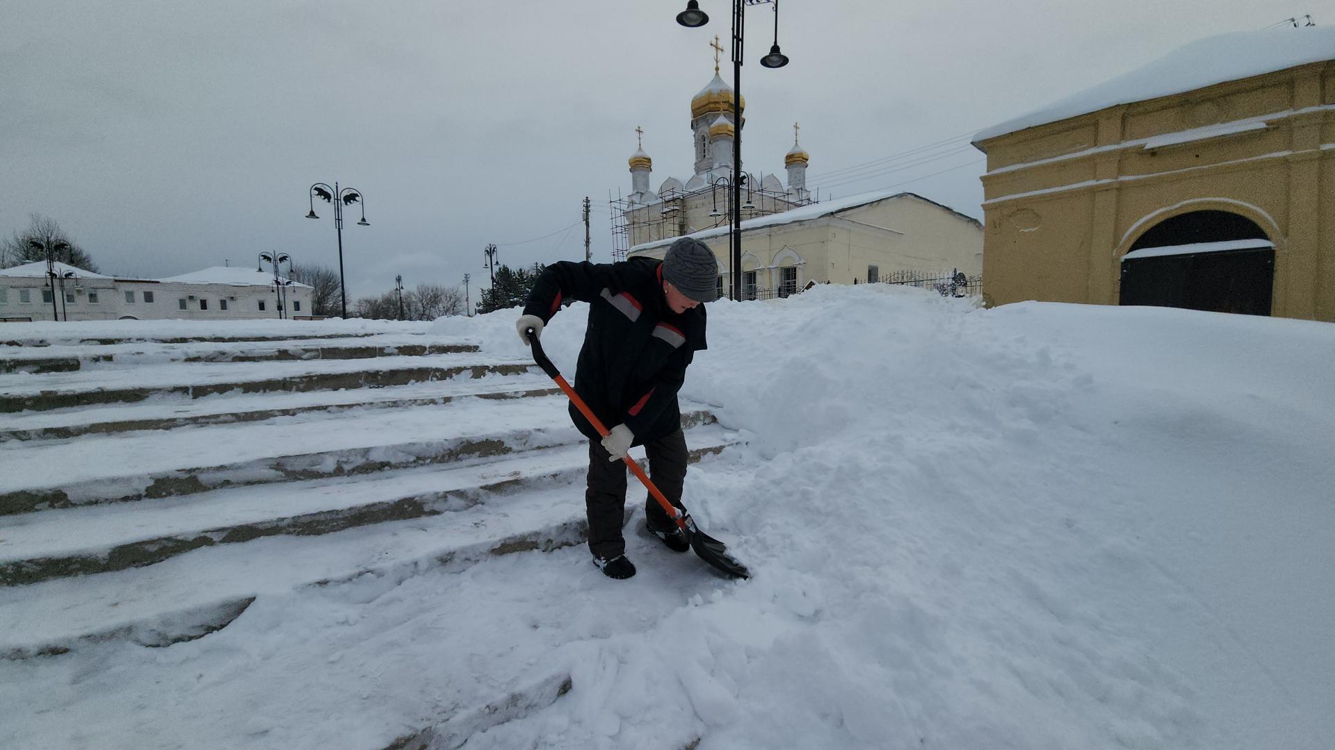«Работы не боимся»: рузские коммунальщики продолжают борьбу с выпавшим снегом