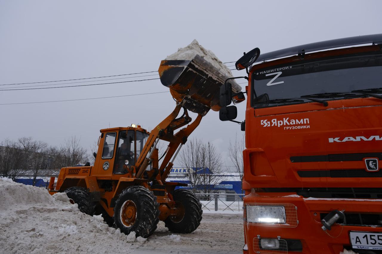 В Пущине на выходных убрали дворы и парковки от снега