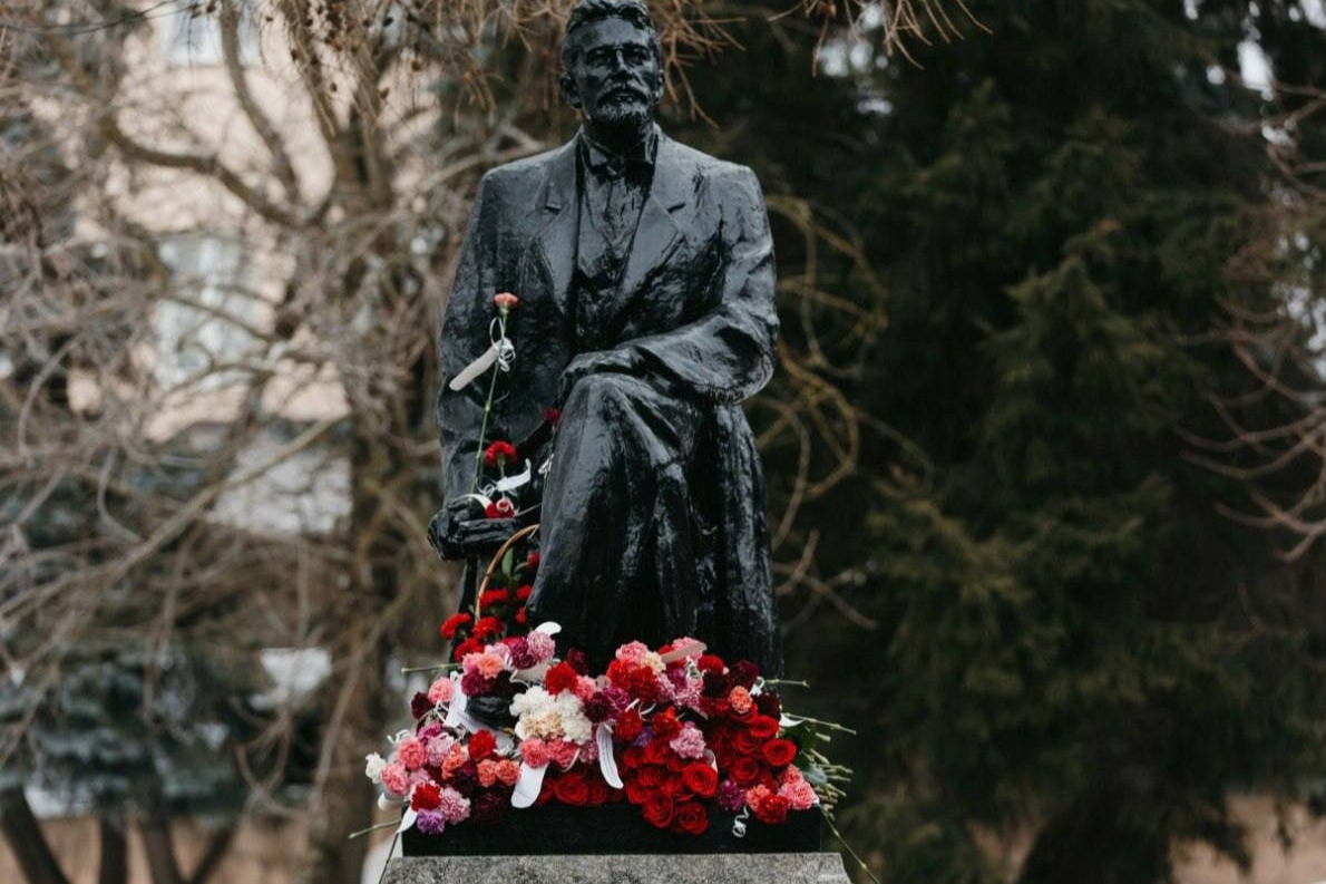 памятники литературным героям проект. хутор погорелов ростовская область памятник слову о полку игореве. на памятнике какому литературу. горловка. памятники книгам в россии.