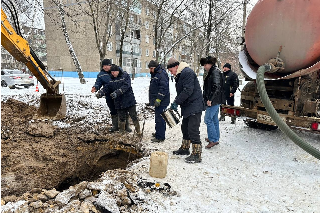 Бригады рабочих смогли устранить течь раньше отведенного срока | REGIONS.RU  / Воскресенск