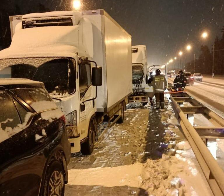 ДТП с фурами на "дмитровке": перекрыли шоссе и спасли водителя