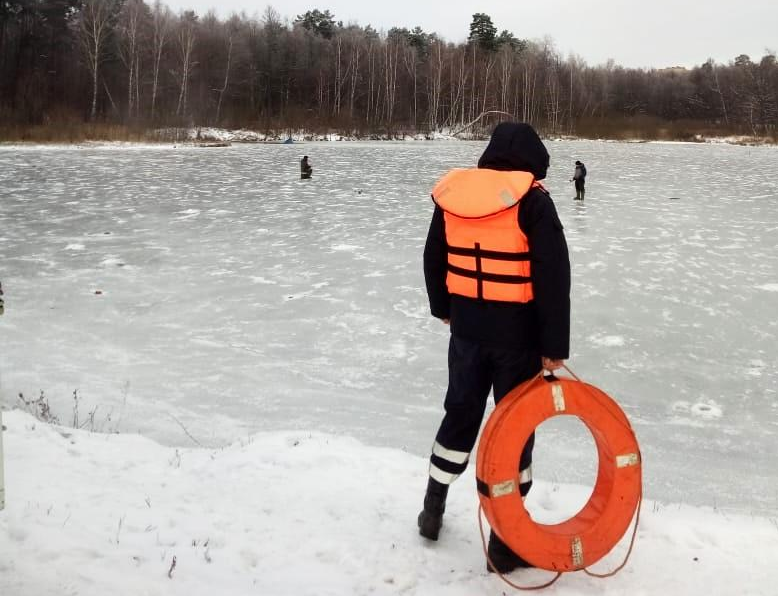 Спасатели напомнили чеховцам правила поведения на зимнем водоеме