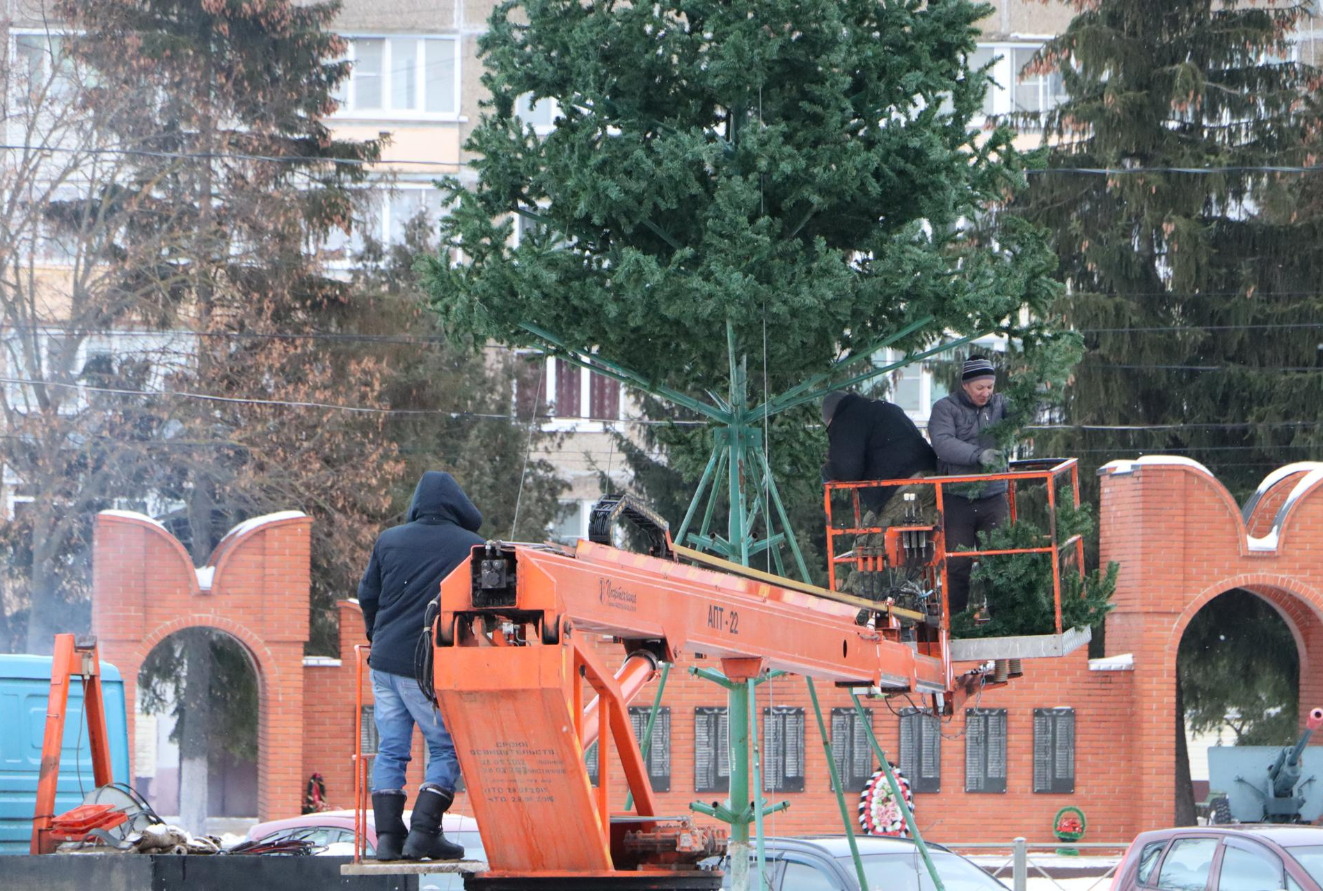 Главная новогодняя елка покидает площадь Чуйкова