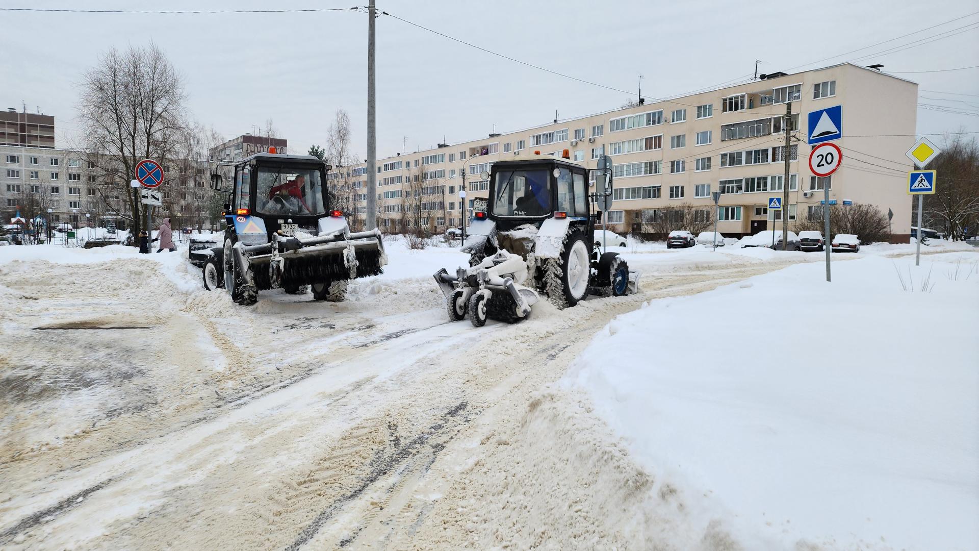 В Лосино-Петровском коммунальные службы в две смены расчищают подходы к  подъездам | REGIONS.RU / Лосино-Петровский